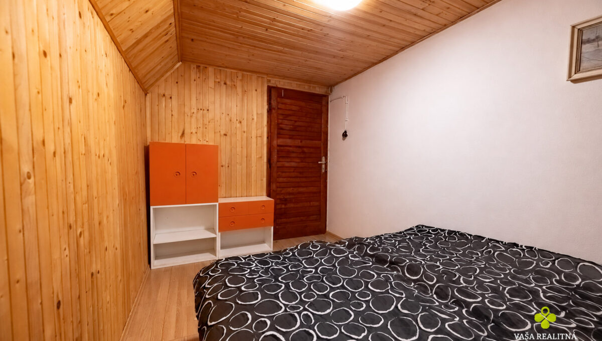 Útulná podkrovná spálňa bez televízora