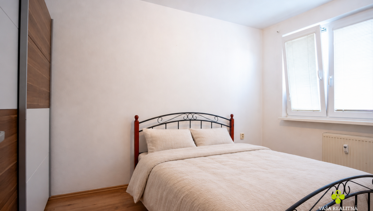 Warm Beige Bedding, Black Metal Bed